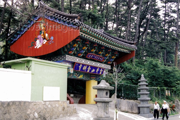 koreas64: Asia - South Korea - Pusan / Busan: temple gate - photo by S.Lapides - (c) Travel-Images.com - Stock Photography agency - Image Bank