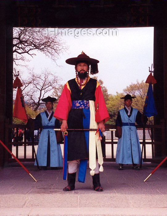koreas7: Asia - South Korea - Seoul: guarding Changdokkung palace - photo by M.Torres - (c) Travel-Images.com - Stock Photography agency - Image Bank