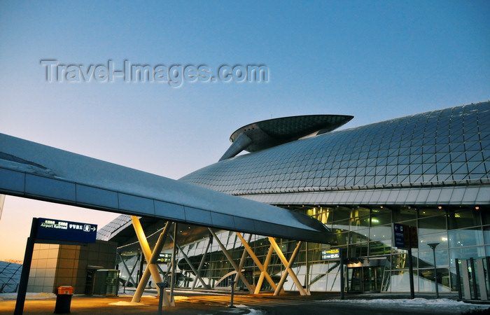 koreas82: Incheon, South Korea: Incheon International Airport - ICN - built on reclaimed land joining Yeongjong and Yongyu Islands - Transportation Center - architect Curtis W. Fentress - photo by M.Torres - (c) Travel-Images.com - Stock Photography agency - Image Bank