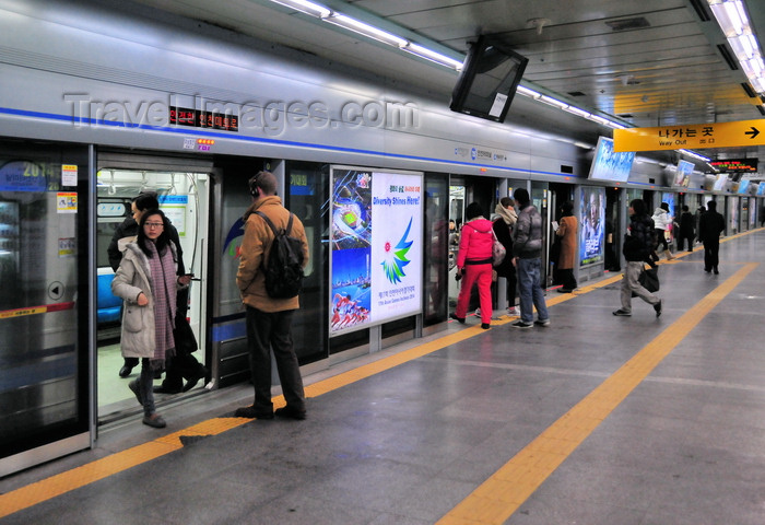 koreas87: Incheon, South Korea: passengers board a train of Incheon Subway line 1 - Incheon Bus Terminal Station - photo by M.Torres - (c) Travel-Images.com - Stock Photography agency - Image Bank
