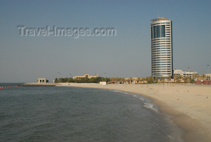 kuwait84: Kuwait city: beach and office tower - Dasman district - photo by M.Torres - (c) Travel-Images.com - Stock Photography agency - the Global Image Bank