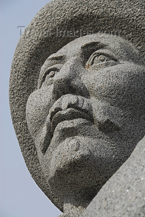 kyrgyzstan30: Bishkek, Kyrgyzstan: bust of Orozbekov Abdikadir - Chui avenue - photo by M.Torres - (c) Travel-Images.com - Stock Photography agency - Image Bank