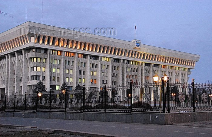 kyrgyzstan79: Bishkek, Kyrgyzstan: House of the Government - dusk - Chui avenue - photo by M.Torres - (c) Travel-Images.com - Stock Photography agency - Image Bank