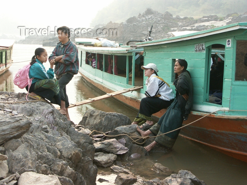 laos25: Laos - Pakbeng: the river boat from from Chang Kong in Thailand - passengers wait - long tail ferry - photo by P.Artus - (c) Travel-Images.com - Stock Photography agency - Image Bank
