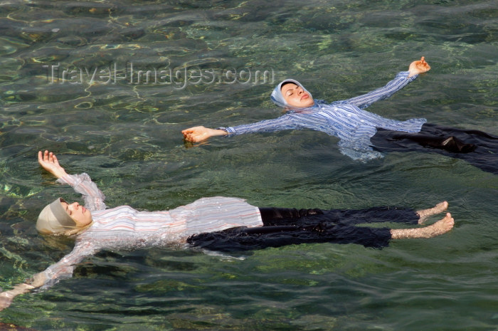 lebanon29: Lebanon / Liban - Beirut: girls floating - muslim girls in the sea, fully clothed (photo by J.Wreford) - (c) Travel-Images.com - Stock Photography agency - Image Bank