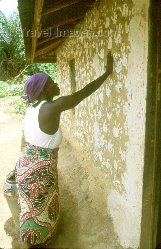 liberia7: Grand Bassa County, Liberia, West Africa: woman decorating house with palm impression - Bassa tribe - photo by M.Sturges - (c) Travel-Images.com - Stock Photography agency - Image Bank