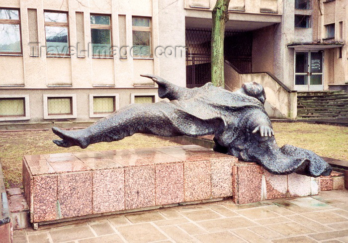 lithuan1: Lithuania - Kaunas / KUN : levitation - statue in Nepriklausomybes Aikste - photo by M.Torres - (c) Travel-Images.com - Stock Photography agency - Image Bank