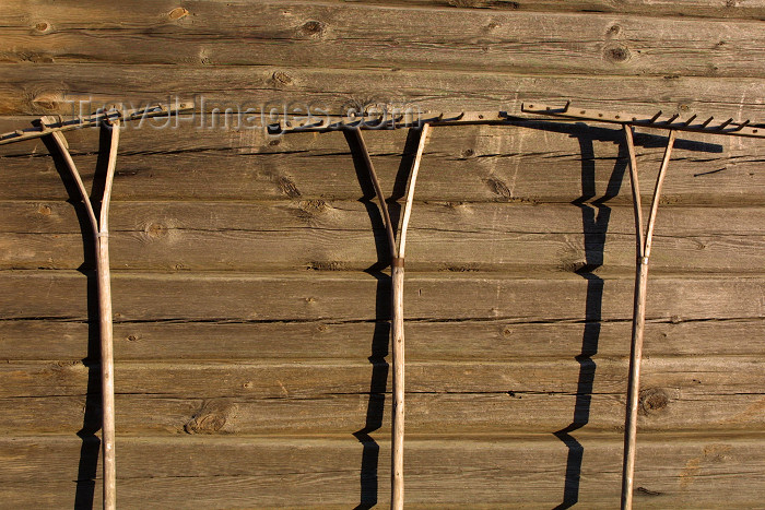 lithuan133: Lithuania - Kurpalaukis: wooden wall with agricultural tools - farm scene - Panevezys county - photo by A.Dnieprowsky - (c) Travel-Images.com - Stock Photography agency - Image Bank
