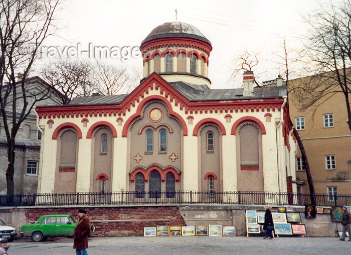 lithuan18: Lithuania - Vilnius: open air art gallery - Piatniskaja Russian-Orthodox church - Pilies street - photo by M.Torres - (c) Travel-Images.com - Stock Photography agency - Image Bank