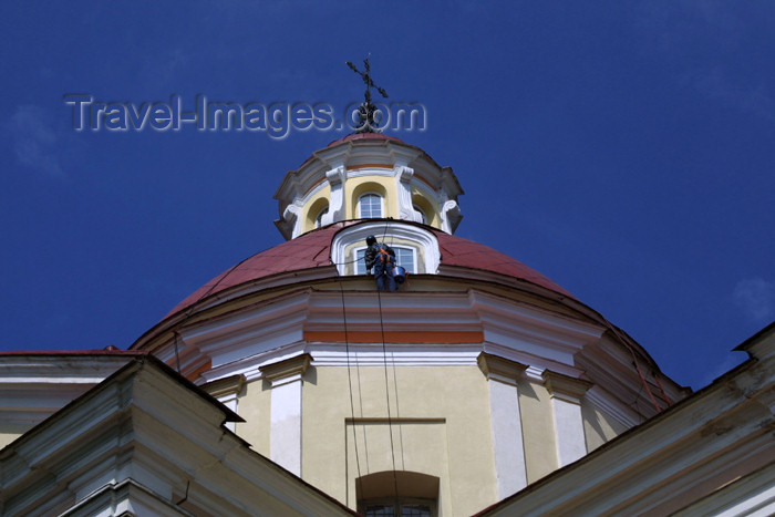 lithuania63: Lithuania - Vilnius: Baroque - Sts. Peter & Paul's Church - widow cleaning - the dome's drum - photo by A.Dnieprowsky - (c) Travel-Images.com - Stock Photography agency - Image Bank
