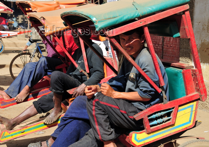 madagascar138: Moramanga, Alaotra-Mangoro, Toamasina Province, Madagascar:  rickshaw 'drivers' wait for clients - pousse-pousse - rikisha - photo by M.Torres - (c) Travel-Images.com - Stock Photography agency - Image Bank
