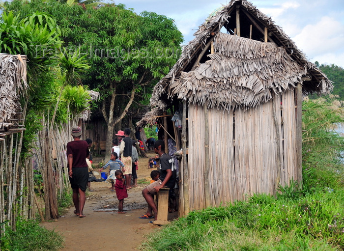 madagascar148: Soanierana Ivongo, Analanjirofo, Toamasina Province, Madagascar: huts and people - photo by M.Torres - (c) Travel-Images.com - Stock Photography agency - Image Bank