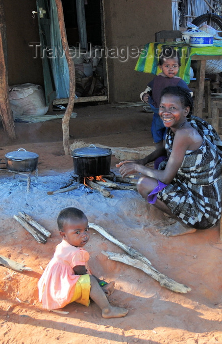 madagascar244: West coast road between the Manambolo river and Belon'i Tsiribihina, Toliara Province, Madagascar: Sakalava woman and her two daughters - cooking a meal outside the house - photo by M.Torres - (c) Travel-Images.com - Stock Photography agency - Image Bank