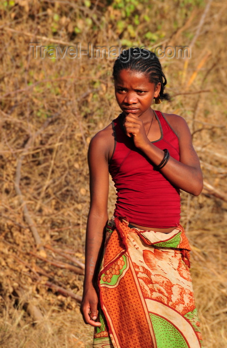 madagascar246: West coast road between the Tsiribihina river and Alley of the Baobabs, Toliara Province, Madagascar: worried girl - Sakalava - photo by M.Torres - (c) Travel-Images.com - Stock Photography agency - Image Bank