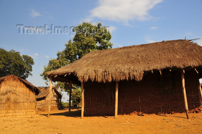 madagascar247: West coast road between the Manambolo river and Belon'i Tsiribihina, Toliara Province, Madagascar: village houses built with mud, wood and straw - photo by M.Torres - (c) Travel-Images.com - Stock Photography agency - Image Bank