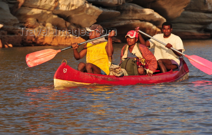 madagascar285: Antsalova district, Melaky region, Mahajanga province, Madagascar: Manambolo River - men paddling downstream - photo by M.Torres - (c) Travel-Images.com - Stock Photography agency - Image Bank