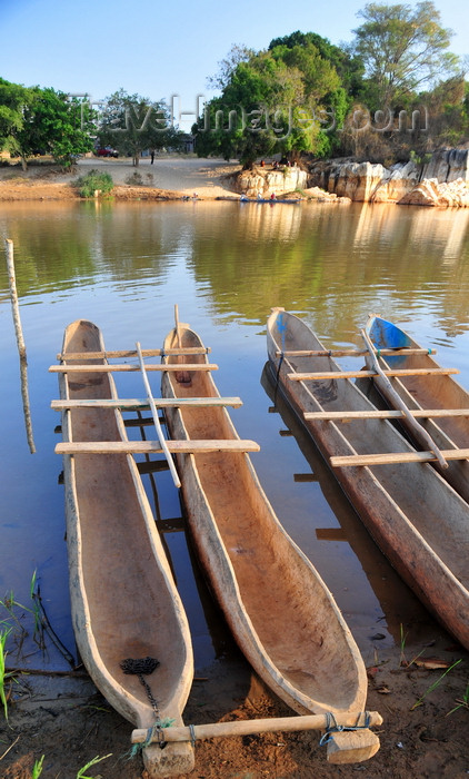 madagascar295: Bekopaka, Antsalova district, Melaky region, Mahajanga province, Madagascar: double dugout canoes on the south bank of the Manambolo River - photo by M.Torres - (c) Travel-Images.com - Stock Photography agency - Image Bank