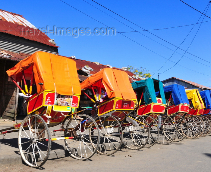 madagascar99: Toamasina / Tamatave, Madagascar: rickshaw stand at a bazaar - pousse pousse - photo by M.Torres - (c) Travel-Images.com - Stock Photography agency - Image Bank