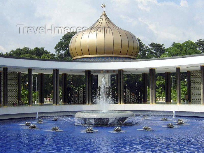 mal123: Malaysia - Kuala Lumpur -  KL / KUL: National monument - pond and golden dome - photo by Ben Jackson - (c) Travel-Images.com - Stock Photography agency - Image Bank