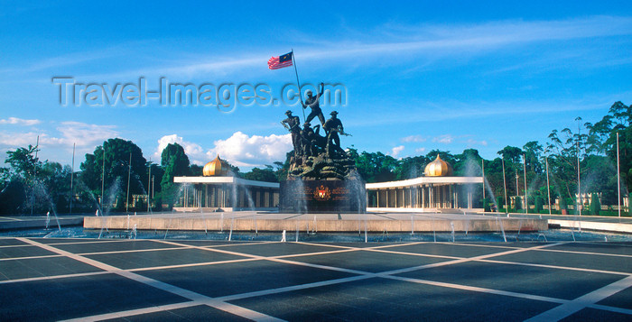 mal486: Malaysia - Kuala Lumpur - KL / KUL: National monument - Tugu Negara - dedicated to the fighters that died in Malaysia's struggle for freedom - photo by B.Lendrum - (c) Travel-Images.com - Stock Photography agency - Image Bank