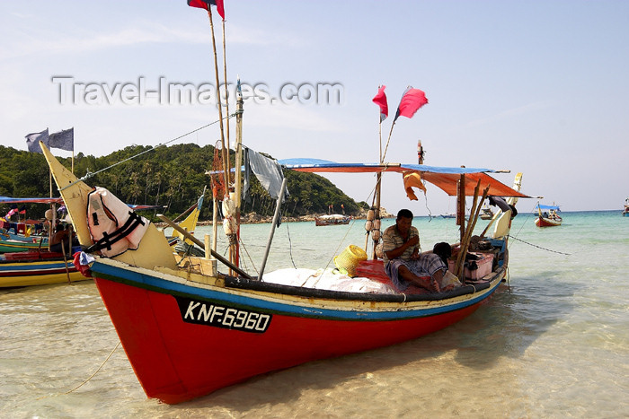 mal61: Malaysia - Pulau Perhentian / Perhentian Island, Terengganu: fisherman in his boat (photo by Jez Tryner) - (c) Travel-Images.com - Stock Photography agency - Image Bank