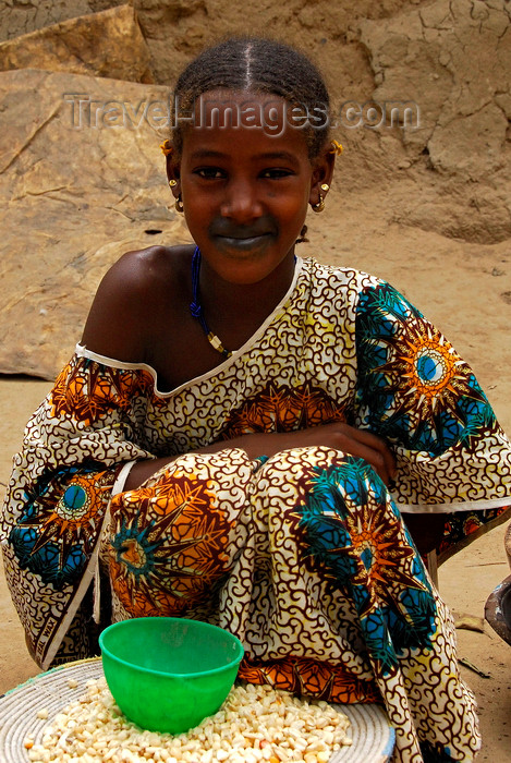 mali19: Djenné, Mopti Region, Mali: Fulani girl at the market - photo by J.Pemberton - (c) Travel-Images.com - Stock Photography agency - Image Bank