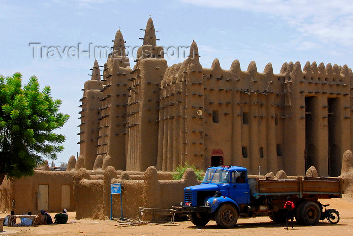 mali20: Djenné, Mopti Region, Mali: truck and the Great Mosque of Djenné - UNESCO  World Heritage Site - photo by J.Pemberton - (c) Travel-Images.com - Stock Photography agency - Image Bank