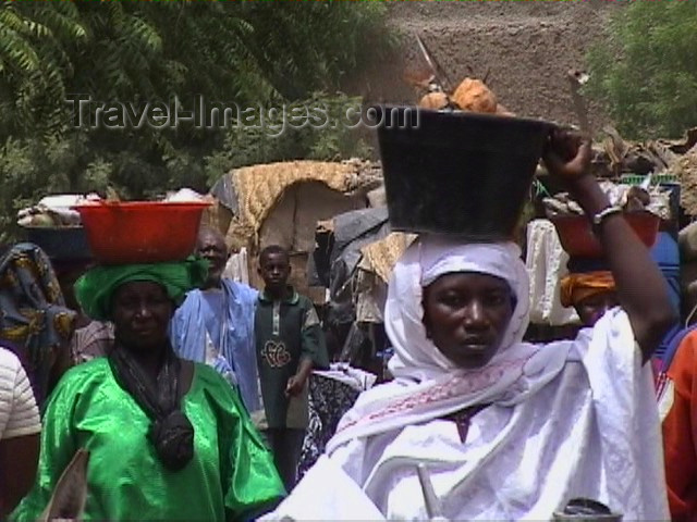 mali22: Mali - Gao / GAQ: women at the market - photo by A.Slobodianik - (c) Travel-Images.com - Stock Photography agency - Image Bank