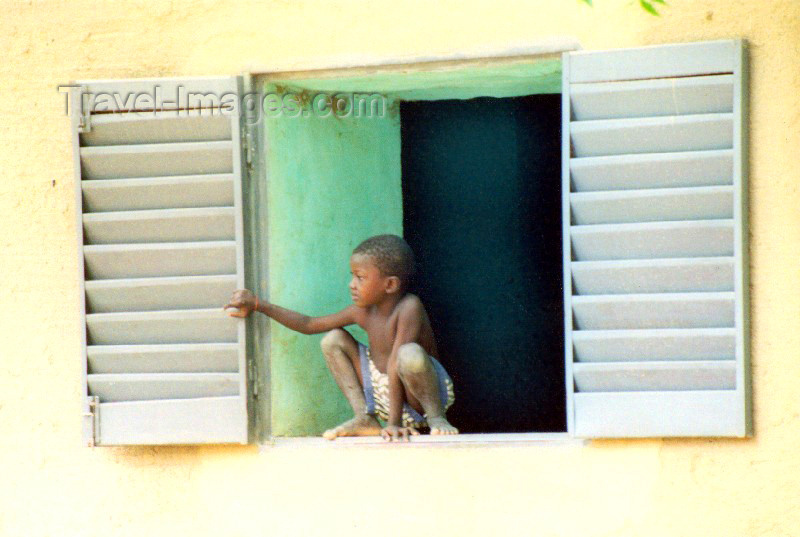 mali32: Djenné, Mopti Region, Mali: kid observing the monday market from his window - photo by N.Cabana - (c) Travel-Images.com - Stock Photography agency - Image Bank