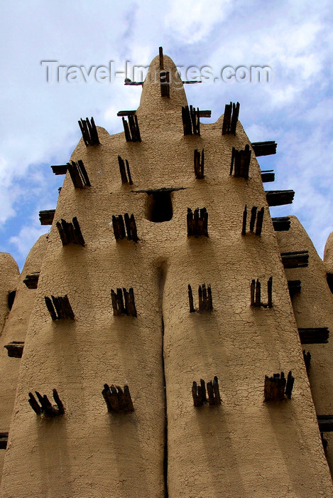mali58: Djenné cercle, Mopti Region, Mali: tower of a mud brick Mosque in a village outside Djenne - deleb palm wood embedded in the adobe walls serves as scaffolding for repairs - Sahel Islamic architecture - photo by J.Pemberton - (c) Travel-Images.com - Stock Photography agency - Image Bank