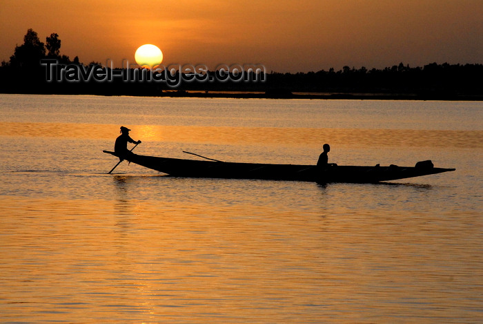 mali6: Mopti, Mali: canoe silhouette on the Niger river at sunset - photo by J.Pemberton - (c) Travel-Images.com - Stock Photography agency - Image Bank