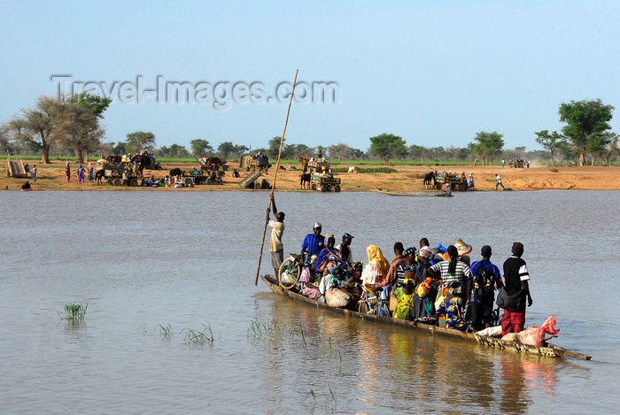 mali62: Djenné, Mopti Region, Mali: crowded local 'ferry' across the Bani river on market day - canoe - photo by J.Pemberton - (c) Travel-Images.com - Stock Photography agency - Image Bank