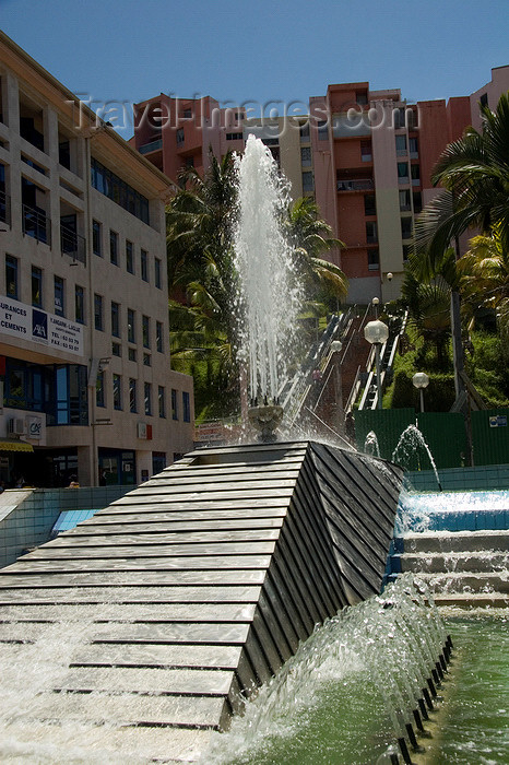 martinique25: Fort-de-France, Martinique: modern fountain - photo by D.Smith - (c) Travel-Images.com - Stock Photography agency - Image Bank
