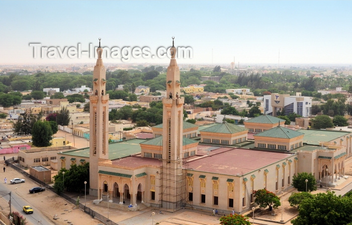mauritania5: Nouakchott, Mauritania: the Saudi Mosque aka Grand Mosque, seen from above, with the city's skyline in the background - King Faisal avenue and Mamadou Konate street - la Mosquée Saoudienne - photo by M.Torres - (c) Travel-Images.com - Stock Photography agency - Image Bank
