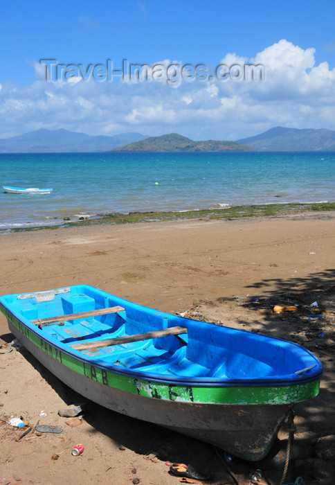 mayotte48: Pamandzi, Petite-Terre, Mayotte: beach - boat with M'Bouzi islet and Mahoré island in the background - photo by M.Torres - (c) Travel-Images.com - Stock Photography agency - Image Bank