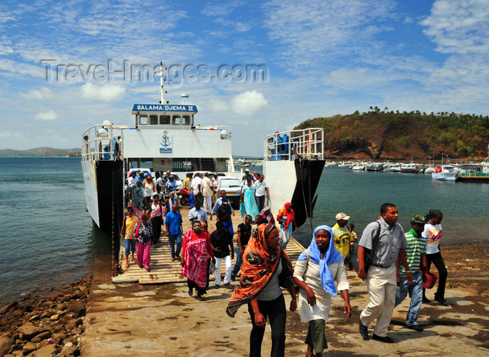 mayotte6: Mamoudzou, Grande-Terre / Mahore, Mayotte: the ferry from Dzaoudzi arrives - for the Maorais the 'barge' is a routine and a social occasion - there is even the verb 'barger'!  - photo by M.Torres - (c) Travel-Images.com - Stock Photography agency - Image Bank