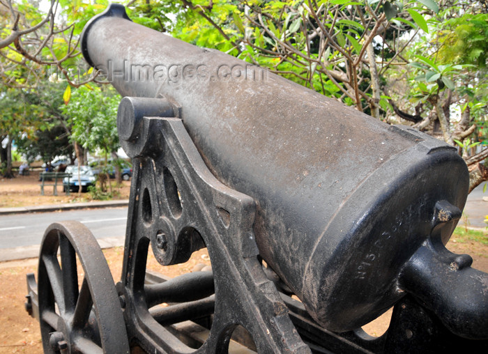 mayotte86: Dzaoudzi, Petite-Terre, Mayotte: artillery - old French naval gun - photo by M.Torres - (c) Travel-Images.com - Stock Photography agency - Image Bank