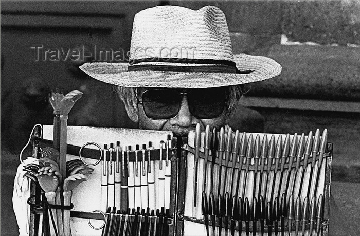 mexico353: Mexico City: blind man selling pens - photo by Y.Baby - (c) Travel-Images.com - Stock Photography agency - Image Bank
