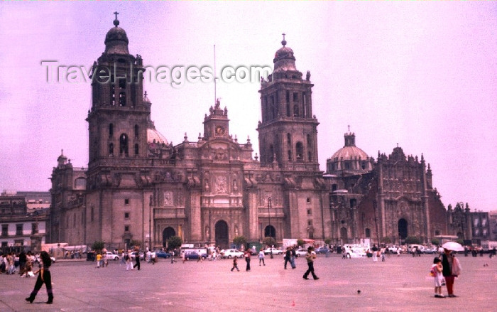 mexico40: Mexico City: Constitution square and the Metropolitan Cathedral / Plaza de la Constituicion y Catedral Metropolitana - Zocalo - Historic Centre of Mexico City - Unesco world heritage site - photo by M.Torres - (c) Travel-Images.com - Stock Photography agency - Image Bank