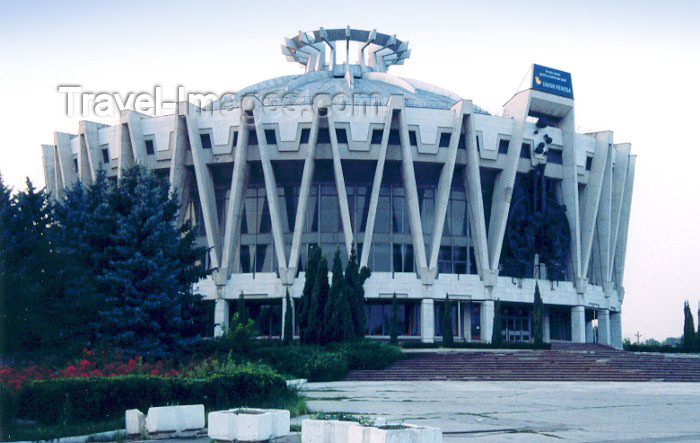 moldova1: Moldova / Moldavia - Chisinau / Kishinev / KIV : the Circus, now sponsered by Union Fenosa... - Bouleverd Renasterii - architects S. Soihet and A. Kiricenko - Circul - photo by M.Torres - (c) Travel-Images.com - Stock Photography agency - Image Bank