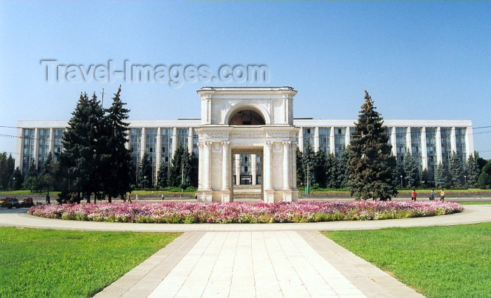 moldova3: Chisinau / Kishinev, Moldova: government House by architect S. Fridlin, Russian arch in the foreground - photo by M.Torres - (c) Travel-Images.com - Stock Photography agency - Image Bank
