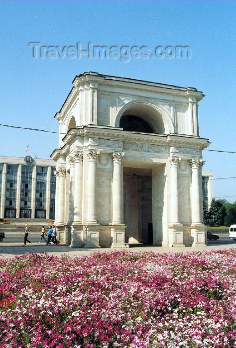 moldova6: Chisinau / Kishinev, Moldova: Arc de Triomphe - victory of the Russian Army over the Turks - Cathedral park - Parcul Catredalei - architect I. Zaushkevich - background: Government House - Arca Triumfala 'Portile Sfinte' - Pita Marii Adunari Nationale - photo by M.Torres - (c) Travel-Images.com - Stock Photography agency - Image Bank