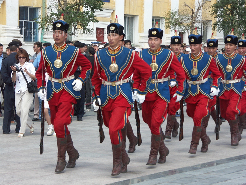 mongolia76: Mongolia - Ulan Bator / Ulaanbaatar: soldiers on parade - traditional uniforms - army - rifles - photo by P.Artus - (c) Travel-Images.com - Stock Photography agency - Image Bank