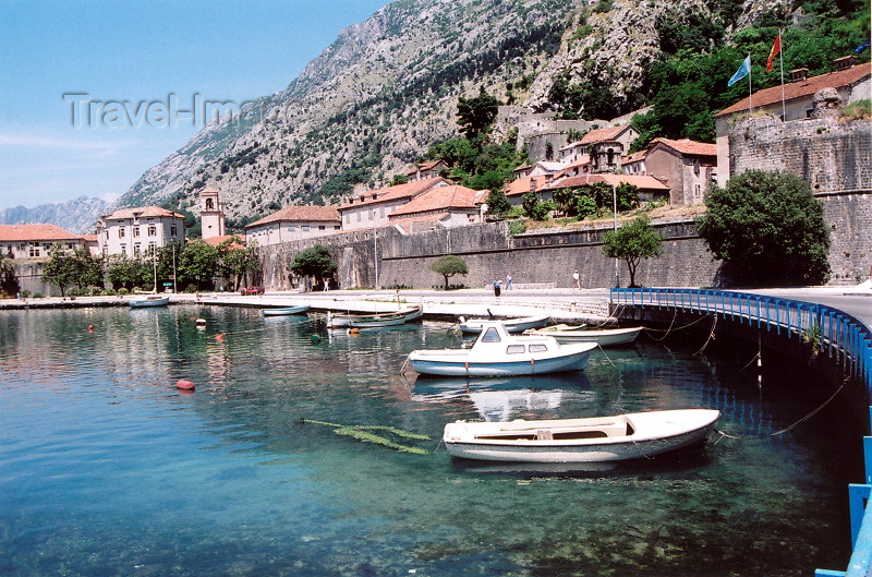 montenegro182: Montenegro - Crna Gora  - Kotor: waterfront - ramparts - photo by M.Torres - (c) Travel-Images.com - Stock Photography agency - Image Bank