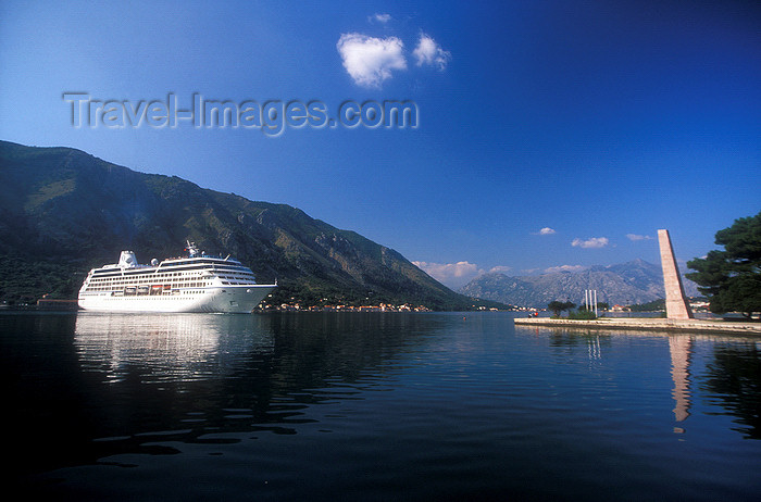 montenegro195: Montenegro -  Kotor: cruise-ship leaving - photo by D.Forman - (c) Travel-Images.com - Stock Photography agency - Image Bank