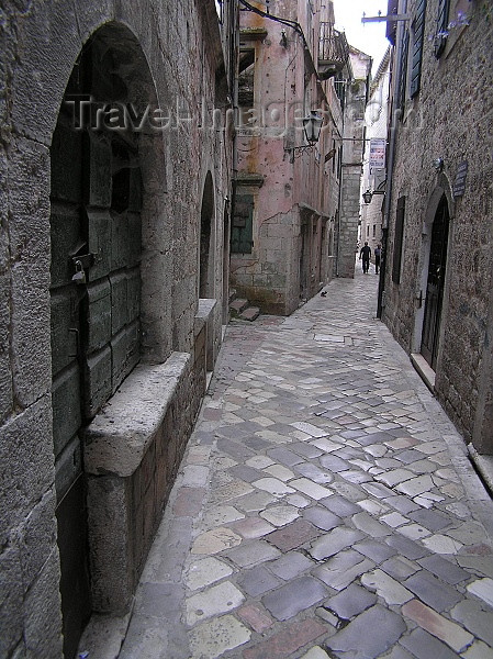montenegro20: Montenegro - Crna Gora  - Kotor: cobbled street ind the old town - UNESCO world heritage sites - photo by J.Kaman - (c) Travel-Images.com - Stock Photography agency - Image Bank