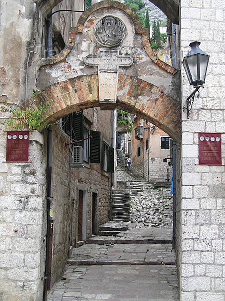 montenegro40: Montenegro - Crna Gora  - Kotor: arch in the old town - stairs to the fortress - photo by J.Kaman - (c) Travel-Images.com - Stock Photography agency - Image Bank