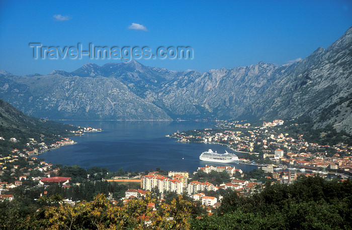 montenegro42: Montenegro - Kotor / Cattaro: town and fjord - cruise-ship in Boka Kotorska - photo by D.Forman - (c) Travel-Images.com - Stock Photography agency - Image Bank