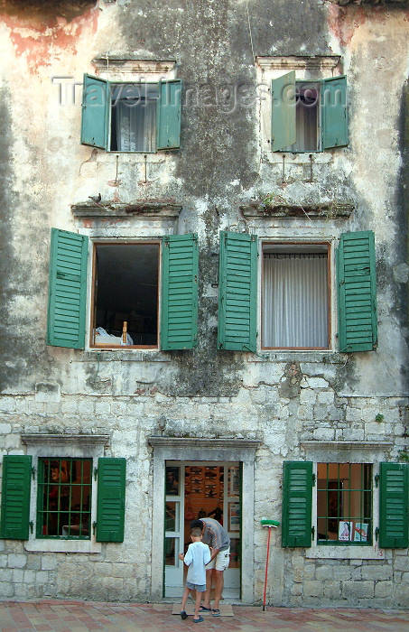 montenegro7: Montenegro - Crna Gora  - Kotor: façade - residential building - green shutters - photo by J.Banks - (c) Travel-Images.com - Stock Photography agency - Image Bank
