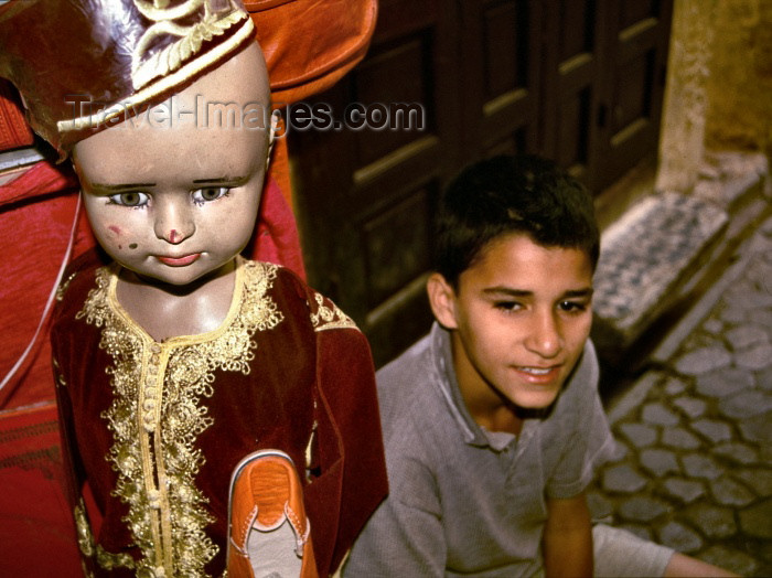 moroc105: Morocco / Maroc - Fès: boy and mannequin - photo by F.Rigaud - (c) Travel-Images.com - Stock Photography agency - Image Bank